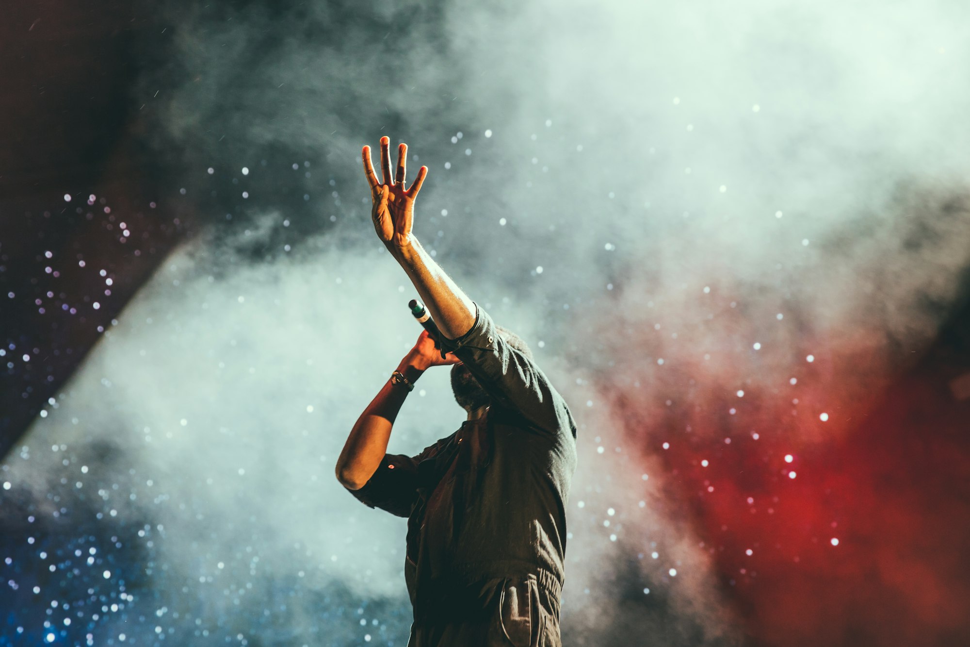 Una cantante sul palco durante un concerto