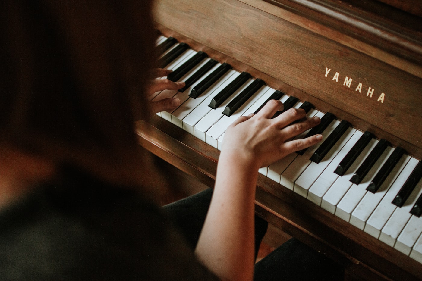 Un allievo durante una lezione di pianoforte